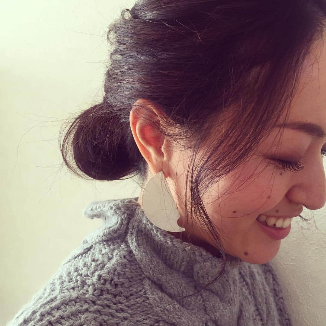 のインスタグラム：「#yurika + #earrings 🔹 ・ ・ #相方 の #ピアス がツボで パシャり📸✨ ・ ・ ・ #yukoandyurikapianoduo #yukoandyurika #pianoduou #classicalmusic #classic #pianofourhands #piano #pianoduo #accessories #ピアノ #ピアノデュオ #ピアノデュオユー #今日のアクセサリー #おしゃれ #綺麗可愛い #相方大好き芸人的な投稿」
