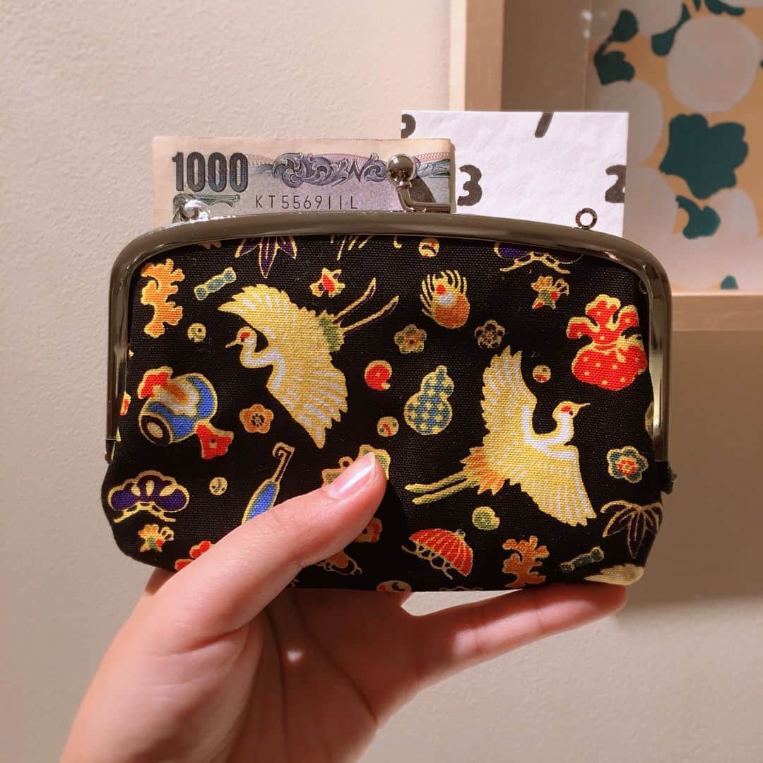 SOU•SOU 布袋のインスタグラム：「. 私は親子がま口(¥3,400+税)を お財布として使っています😊 . お札を半分に折れば ちょうど収まるように作られており、 中は三箇所に仕切られているので お札・小銭・カード入れ という感じに分けています☺️ . 新柄5種もネットショップで 掲載開始されました。 ぜひご覧くださいませ✨ @sousou_hotei ⇧プロフィールのリンクから ご覧いただけます🌟 弥栄も掲載されていますよ😊 (新見)」