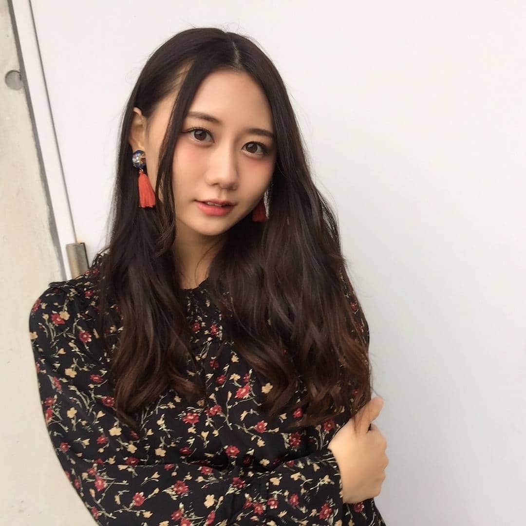 のインスタグラム：「今日の私服 ． ． 女の子のファンの皆さまから ブランド名を知りたい 奈和ちゃんとお揃いしたい と嬉しい声をたくさん頂いたので ブランド名を書いておきますね🐰 ． ． dress #magesticlegon earrings #lowrysfarm  #SKE48 #AKB48 #私服 #私服コーデ」