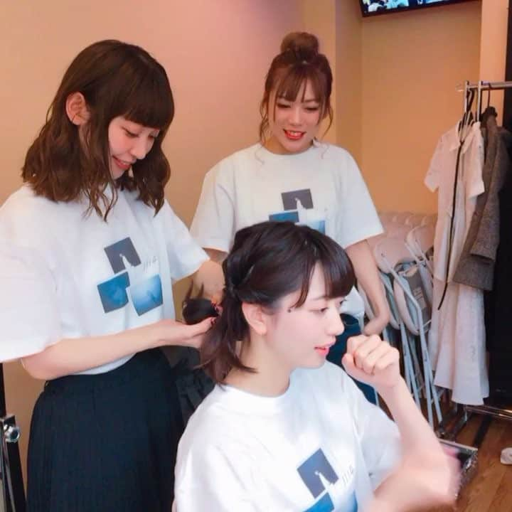 山田なみのインスタグラム：「本番前の今井とヘアメイクさんとヘアメイク(見習い)さん。」