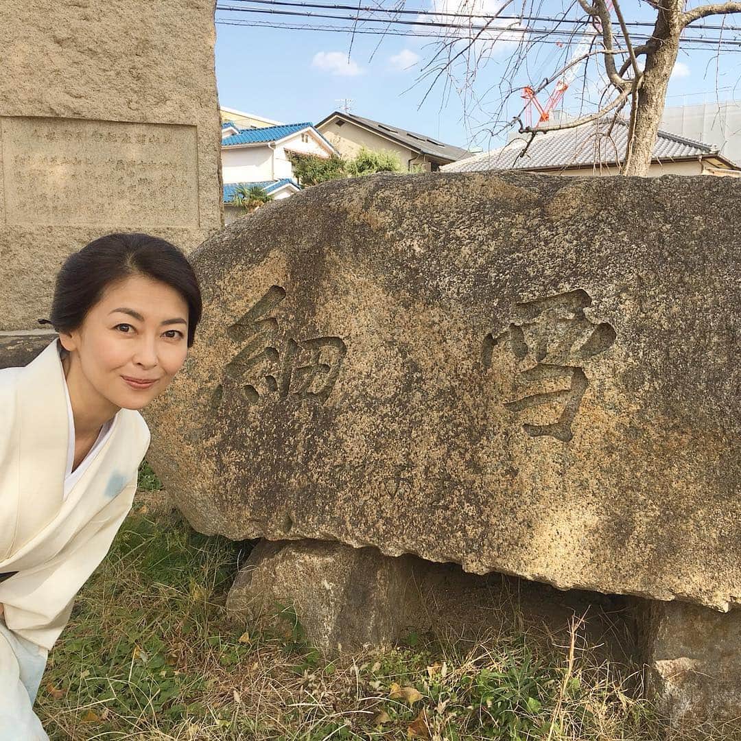 中山美穂さんのインスタグラム写真 - (中山美穂Instagram)「ロケの合間に偶然見つけた石碑。 他にも仕事じゃないと来れないようなロケーションばかりで密かに楽しんでいます。 #平成細雪」11月18日 21時11分 - _miho_nakayama_