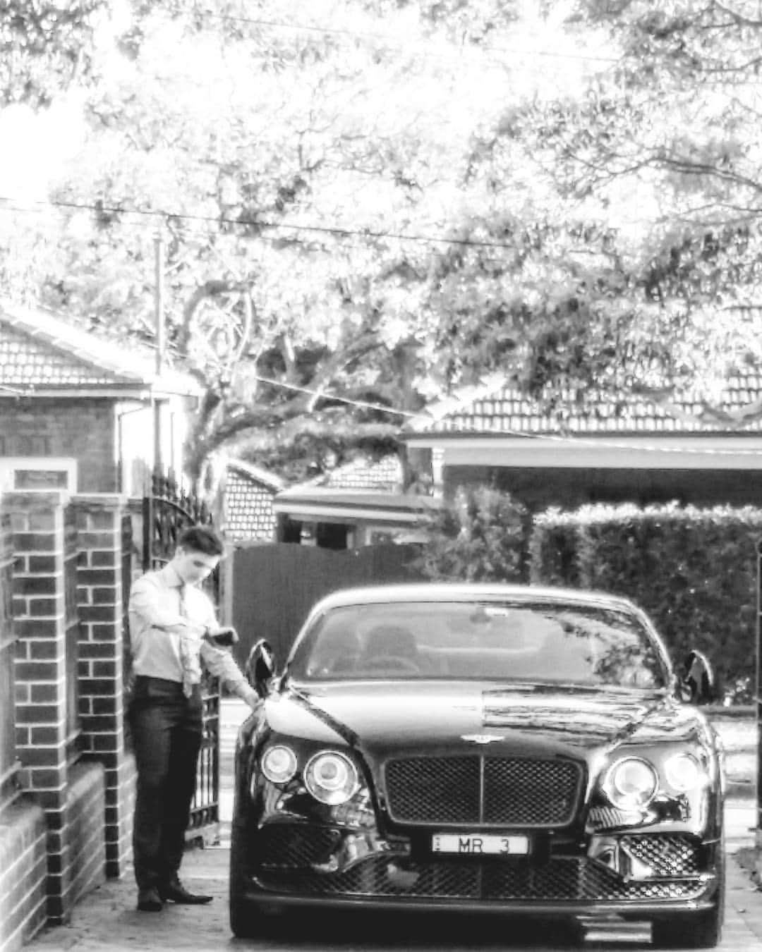 ダニエル・オブライエンのインスタグラム：「That time of year again @liamobrien19119 🎂🍻 • • • • • • • • • #happybirthday #birthday #19 #bentley #classy #poser #spring」