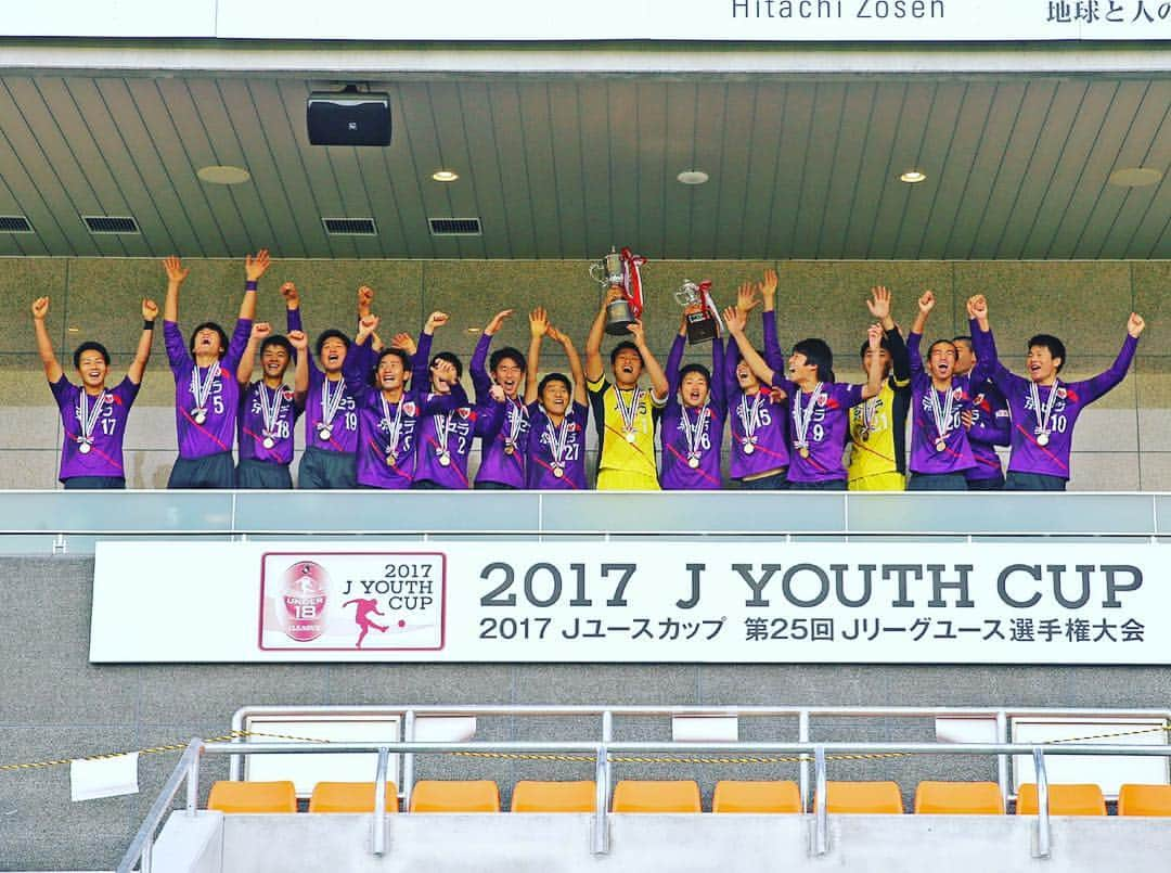 若原 智哉さんのインスタグラム写真 - (若原 智哉Instagram)「‪J YOUTH CUP 優勝する事が出来ました！‬ ‪ファン、サポーター、友達、そして家族、スタッフ、チームメイトには感謝しかないです。‬ ‪本当にありがとう。最高でした！！‬ ‪来週にはレッズとプレミアがあります！これはアウェイですが、12/3にホームで市立船橋とやります！是非、応援に来て下さい👍‬ #京都サンガユース#優勝#👍」11月19日 17時16分 - tomoya_1228