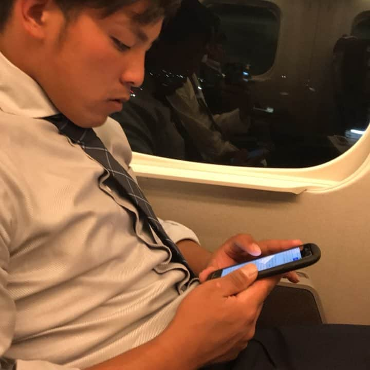 菅原秀さんのインスタグラム写真 - (菅原秀Instagram)「堀内と仙台移動🚄  #ウィンターリーグも一緒 #仙台遠い #最近髪薄いらしい #誰が利府のライト定位置ちょっと前や #いい育毛剤探してます #堀内謙伍 #楽天イーグルス」11月19日 17時52分 - shu.sugahara