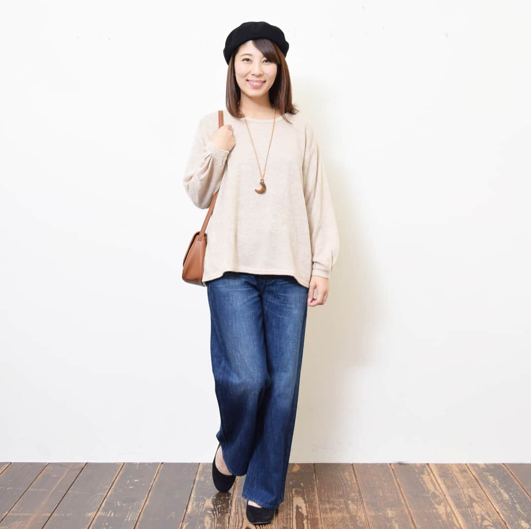 +natural(プラスナチュラル)のインスタグラム：「#シンプル な#アイボリー の#ニット はリラックスして着れる#便利アイテム！  デニムと#ベレー帽 、更に#フラットシューズ と合わせてアースカラーでまとめたシンプルな#大人コーデです✨ ─────────────────── .+natural(プラスナチュラル)は、 優しい印象に包まれる、  ナチュラルテイストなファッションと 暮らしの情報を ご紹介するWEBメディアです ─────────────────── . .  #ハートマーケット #大人ナチュラル #ナチュラル服 #プラスナチュラル #お洒落さんと繋がりたい #秋コーデ #ママコーデ #カジュアルコーデ #大人カジュアル #ママファッション#naturallook #ナチュラルファッション #大人コーデ #ナチュラルコーデ #シンプルコーデ #撮影 #着回しコーデ #데일리록 #코디 #일본 #シンプルコーデ #冬コーデ #冷え性対策」