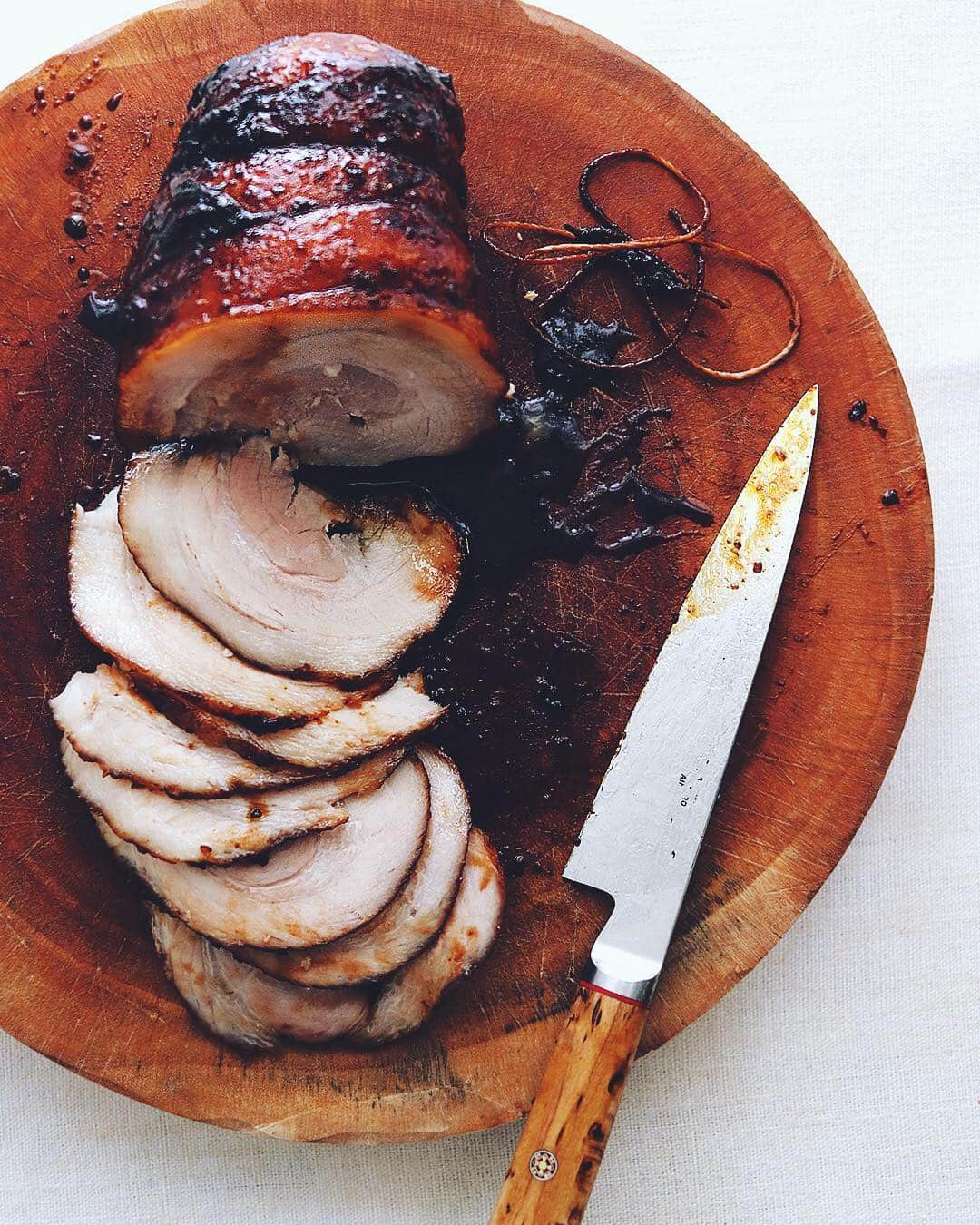 樋口正樹さんのインスタグラム写真 - (樋口正樹Instagram)「roast pork . チャーシューを作って、 ラーメンやチャーハン用に。 まずは数枚をおつまみに。 . #おつまみ #おつまみチャーシュー #豚肉 #豚バラ #焼豚 #叉焼 #チャーシュー #roastpork #roastporkbelly #pork #zwilling #miyabiknives #5000mcd」11月19日 10時27分 - higuccini