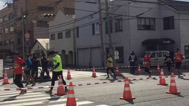 のインスタグラム：「‪【 #神戸マラソン 】‬ ‪苅藻駅にて！‬ ‪30キロ台、いよいよ練習でも未知の領域に突入の杉本。若干辛そうです、、！‬ ‪頑張れ〜！！！！>_<‬ ‪#WEAVER‬ ‪#杉本初フルマラソン‬」