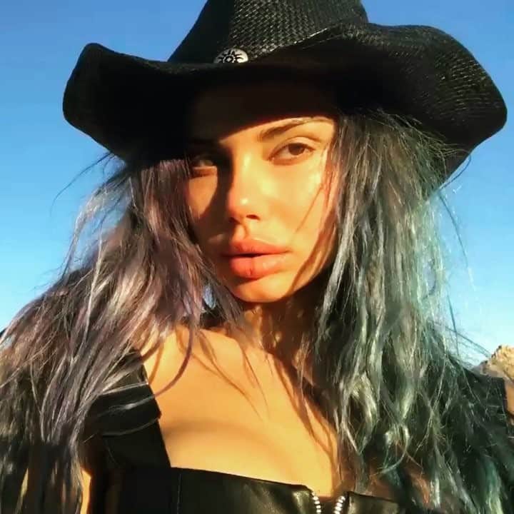 サハラ・レイのインスタグラム：「🦂vegan」