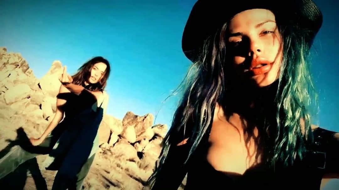 サハラ・レイのインスタグラム：「🦂new moon in Scorpio tonight🦂」