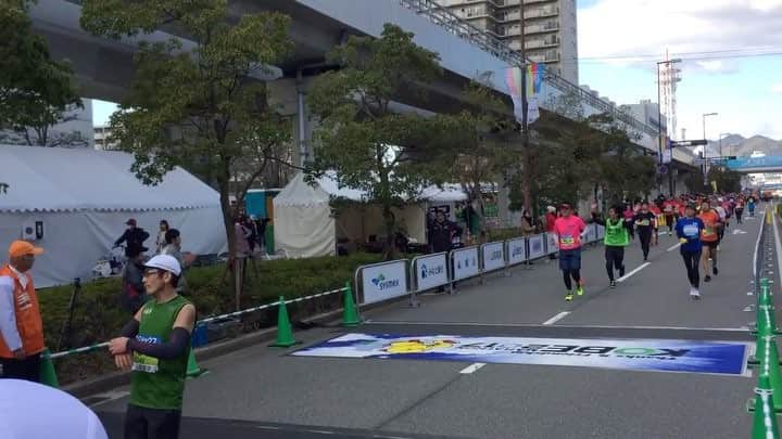 のインスタグラム：「【 #神戸マラソン 】 杉本雄治、無事に42.195km完走しました！！！！ 声援いただいた皆さん、本当にありがとうございます！！ #WEAVER #杉本初フルマラソン #無事完走 #おめでとう #本当におめでとう！」