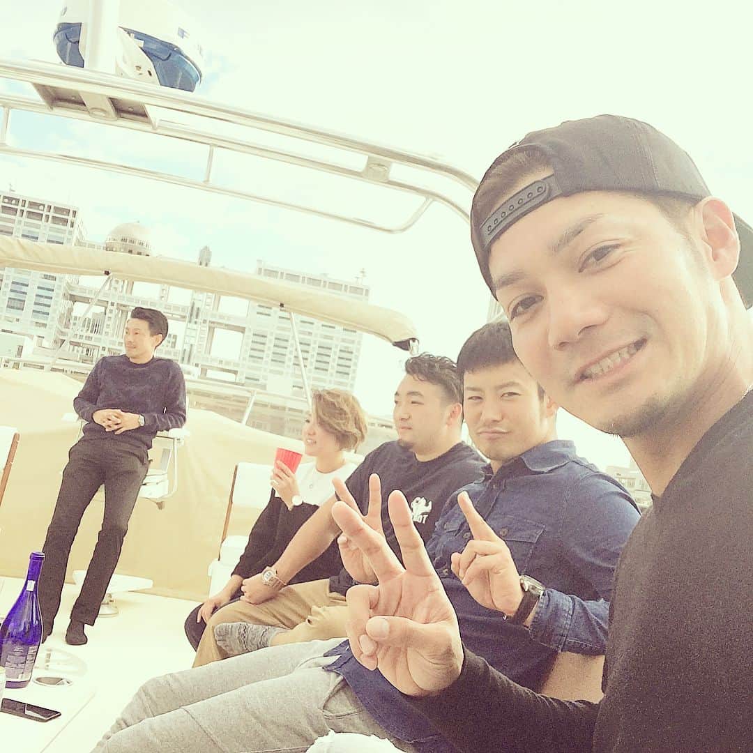 のインスタグラム：「お世話になってる方々と吉田と‼️ よし、かもめにビビりすぎ‼️笑」