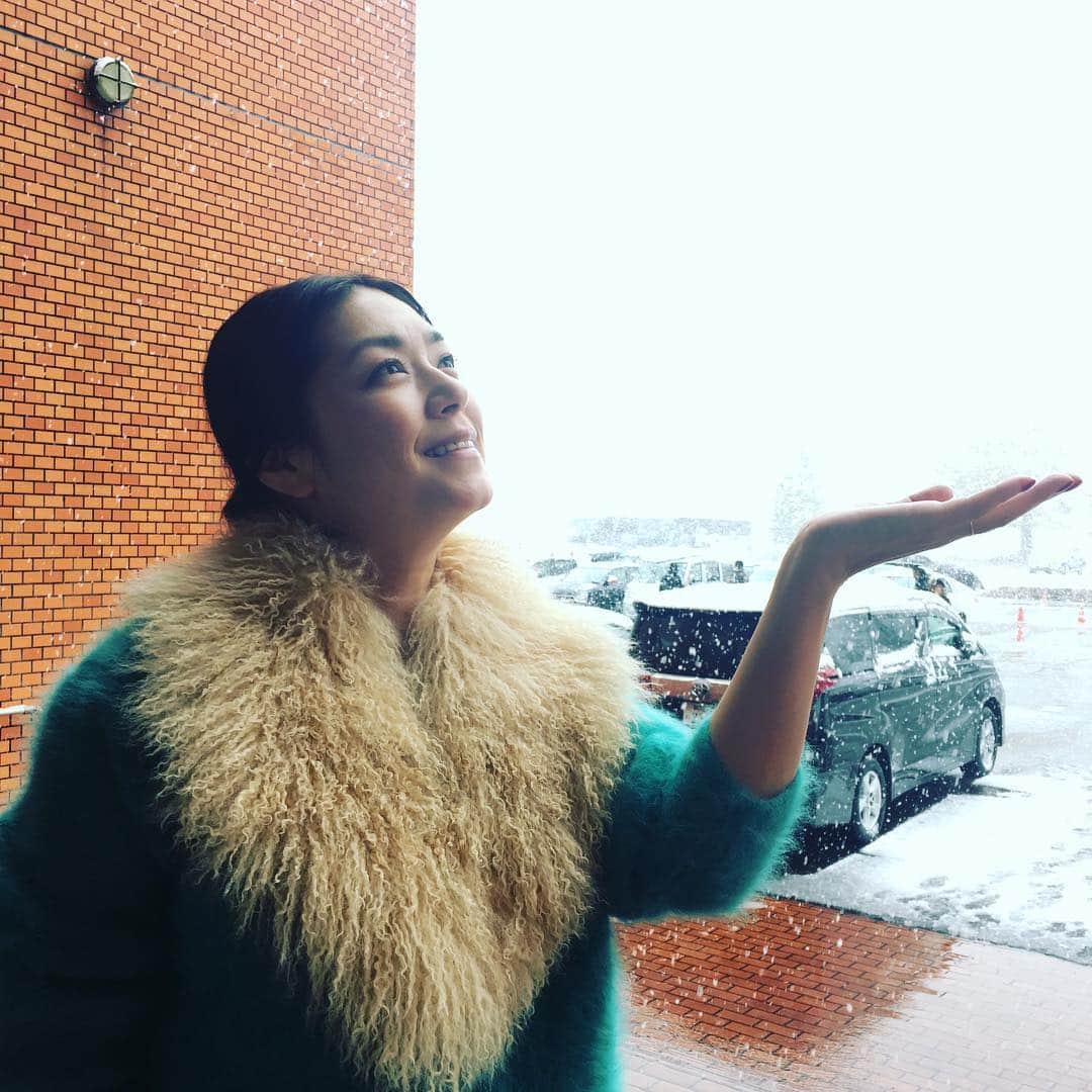 加藤紀子のインスタグラム：「今シーズン初☃️☃️☃️ 新潟魚沼でのロケは無事に終了しました。 温かい物食べてー 温かいお風呂入ってー アラームかけずに寝てー  最高のご褒美をあげようと思います（自分にとても甘いタイプ）(☝︎ ՞ਊ ՞)☝︎ #ナイナイのお見合い大作戦」