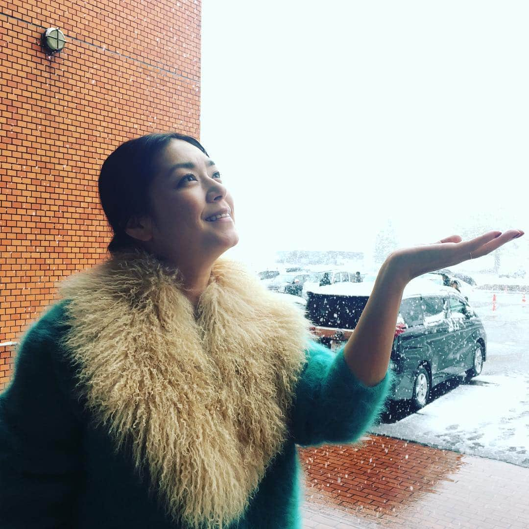 加藤紀子さんのインスタグラム写真 - (加藤紀子Instagram)「今シーズン初☃️☃️☃️ 新潟魚沼でのロケは無事に終了しました。 温かい物食べてー 温かいお風呂入ってー アラームかけずに寝てー  最高のご褒美をあげようと思います（自分にとても甘いタイプ）(☝︎ ՞ਊ ՞)☝︎ #ナイナイのお見合い大作戦」11月19日 13時49分 - katonoriko