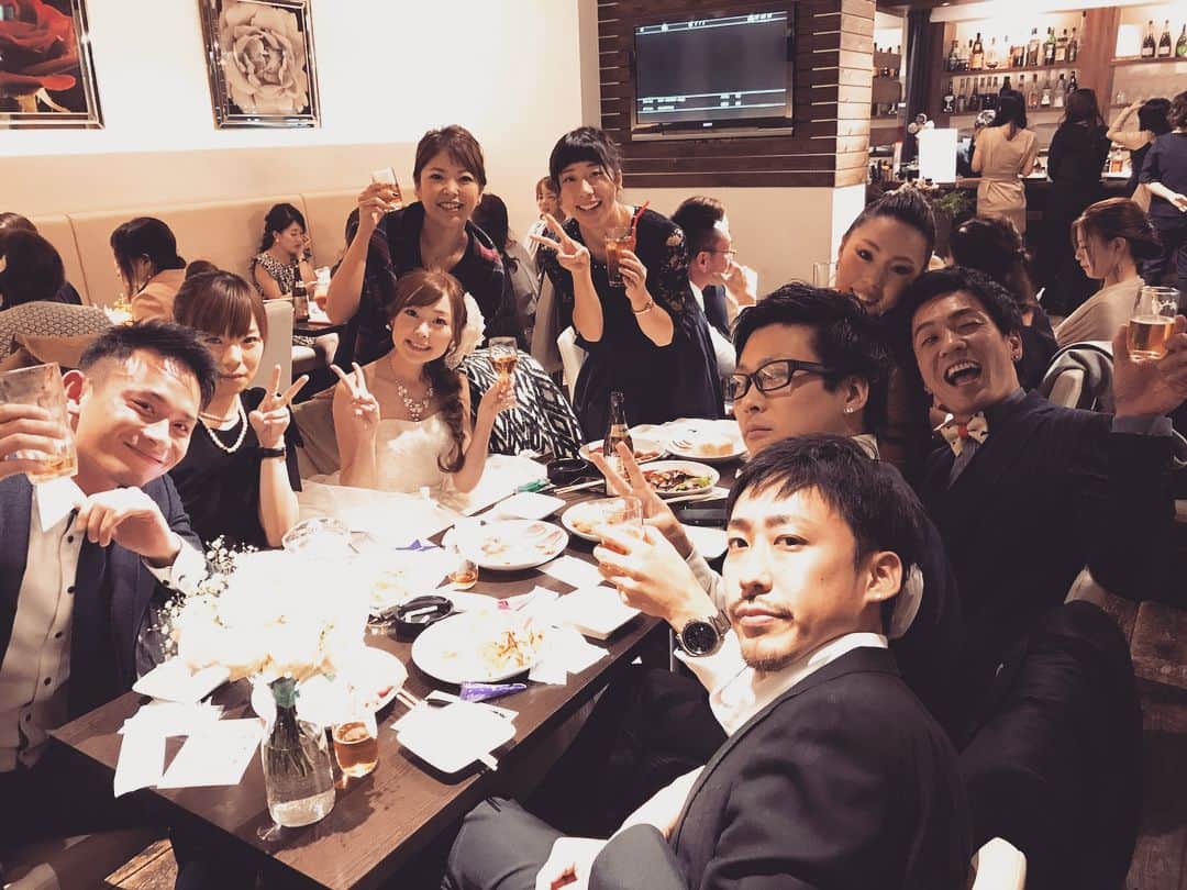KYOHEYのインスタグラム：「幸せな夜じゃった😘✨ 地元おもしろいなぁ☆ もっともっと頑張る理由と、笑いまくってパワーもらったなー✨😋 みんなまた一緒に飲もうー！☆🍺😝 #地元 #大阪 #Weddingparty #MC #元職場 #仲間 #好きやねん #朝まで飲んだくれ #TaketoManami #もう泣かない #感動 #初BINGOでBINGO #ツンデレ #ツンばっかし  #東京  #l4l#帰ります  #感謝」