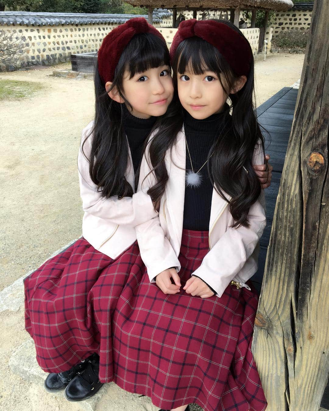 ゆめ & じゅなさんのインスタグラム写真 - (ゆめ & じゅなInstagram)「リトルワールドに来てます(❁´ω`❁) でも雨が… そしてすごい寒い！！！ 今日もお揃いです(*ˊૢᵕˋૢ*) #姉妹 #姉妹コーデ #姉妹お揃い  #sister #2歳差姉妹 #双子コーデ  #リトルワールド #犬山  #雨 #寒い #寒すぎ  #gu #ブランシェス #radchap #ikka  #zara #ツーショット  #寄り添う2人 #cute」11月19日 15時28分 - yumejuna