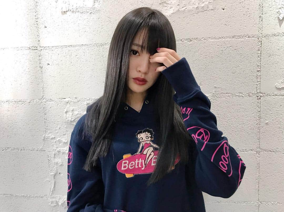志田友美（ゆうみん）のインスタグラム：「New。💇💖 . 15cm切りっぱなしでハイライト入れてもらったよ🖤 軽くイメチェンだね😂担当は小池さん🙏✨ . #newcolor #cut #lewin #omotesando  #instabeauty #gradationcolor #me」