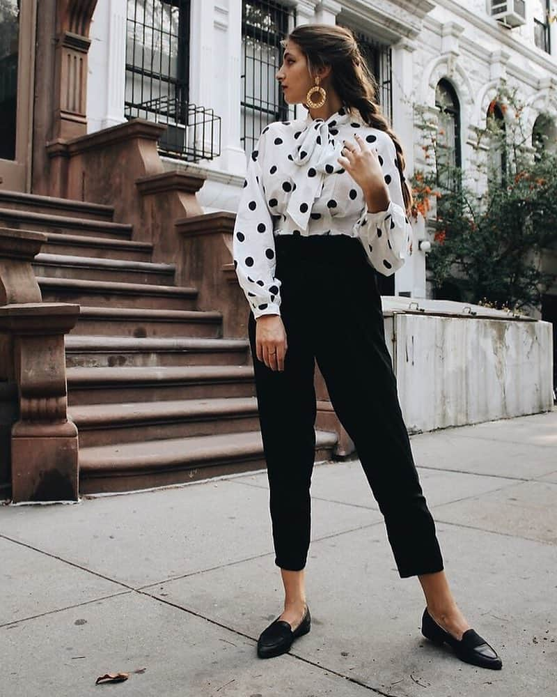 LOOKBOOKのインスタグラム：「"Polka Dot Blouse" Elly Leavitt @ellyleavitt lb.nu/ellyleavitt  #hmpolkadotblouse #zaracigarettepants #bcbgblackloafers #lookbook #monochrome #classic #chic #minimalist #preppy #ootd #lotd」