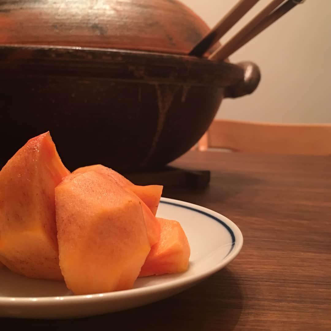 菊井亜希さんのインスタグラム写真 - (菊井亜希Instagram)「しっぽり木漏れ日アワー  食べても食べても恵まれ柿。😊 今年はとっても柿に恵まれています。 今日から、娘たちがお箸の練習を始めました！ なぜなら、、ぷっくらツヤツヤ丹波の黒豆が食べたいからー🤤💪 #11.23は京都でyogaします🙋」11月19日 19時09分 - bollywoood