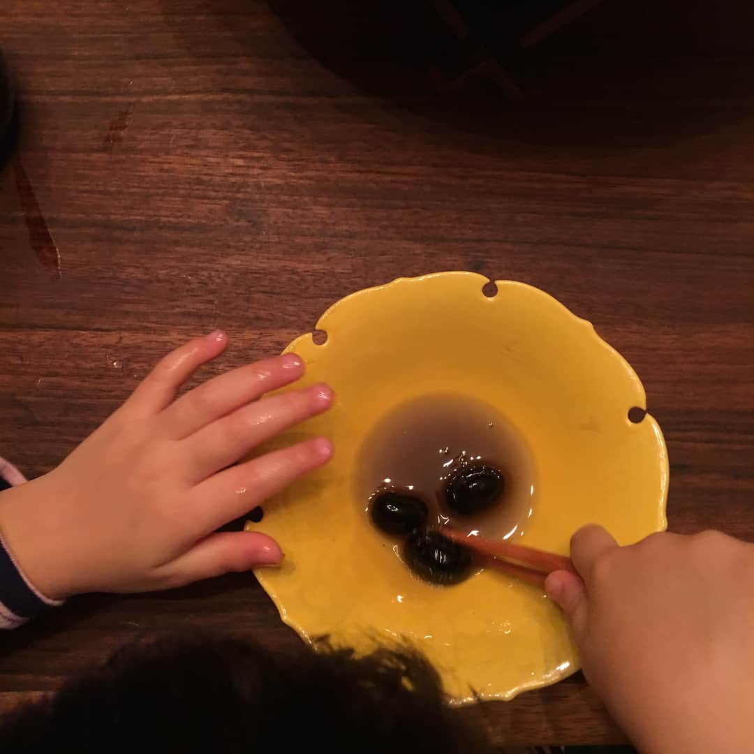 菊井亜希さんのインスタグラム写真 - (菊井亜希Instagram)「しっぽり木漏れ日アワー  食べても食べても恵まれ柿。😊 今年はとっても柿に恵まれています。 今日から、娘たちがお箸の練習を始めました！ なぜなら、、ぷっくらツヤツヤ丹波の黒豆が食べたいからー🤤💪 #11.23は京都でyogaします🙋」11月19日 19時09分 - bollywoood