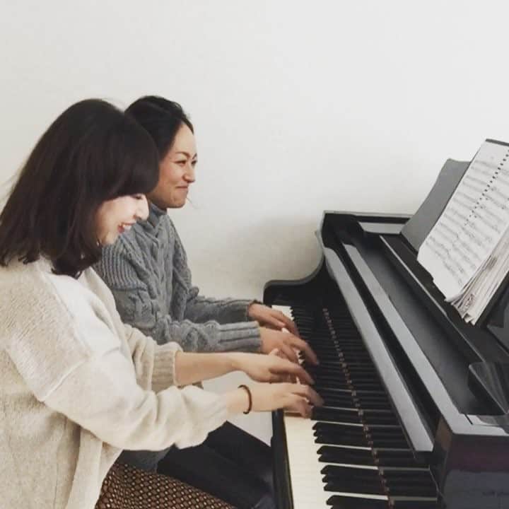 のインスタグラム：「Waltz of the flowers  from " The Nutcracker ". ・ ・ #くるみ割り人形  #年末 が近づいてるなと実感します🎄 ・ ・ ・ #yukoandyurikapianoduo #yukoandyurika #pianoduou #classicalmusic #classic #pianofourhands #piano #pianoduo #thenutcraker #waltzoftheflowers #tchaikovsky #christmasmood #practice #ピアノ #ピアノデュオ #ピアノデュオユー #鍵盤女子 #花のワルツ #チャイコフスキー #クリスマスムード #練習シリーズ #初めて合わせましたシリーズ #最後に注目 #yukoの間抜けな音が聴けます」