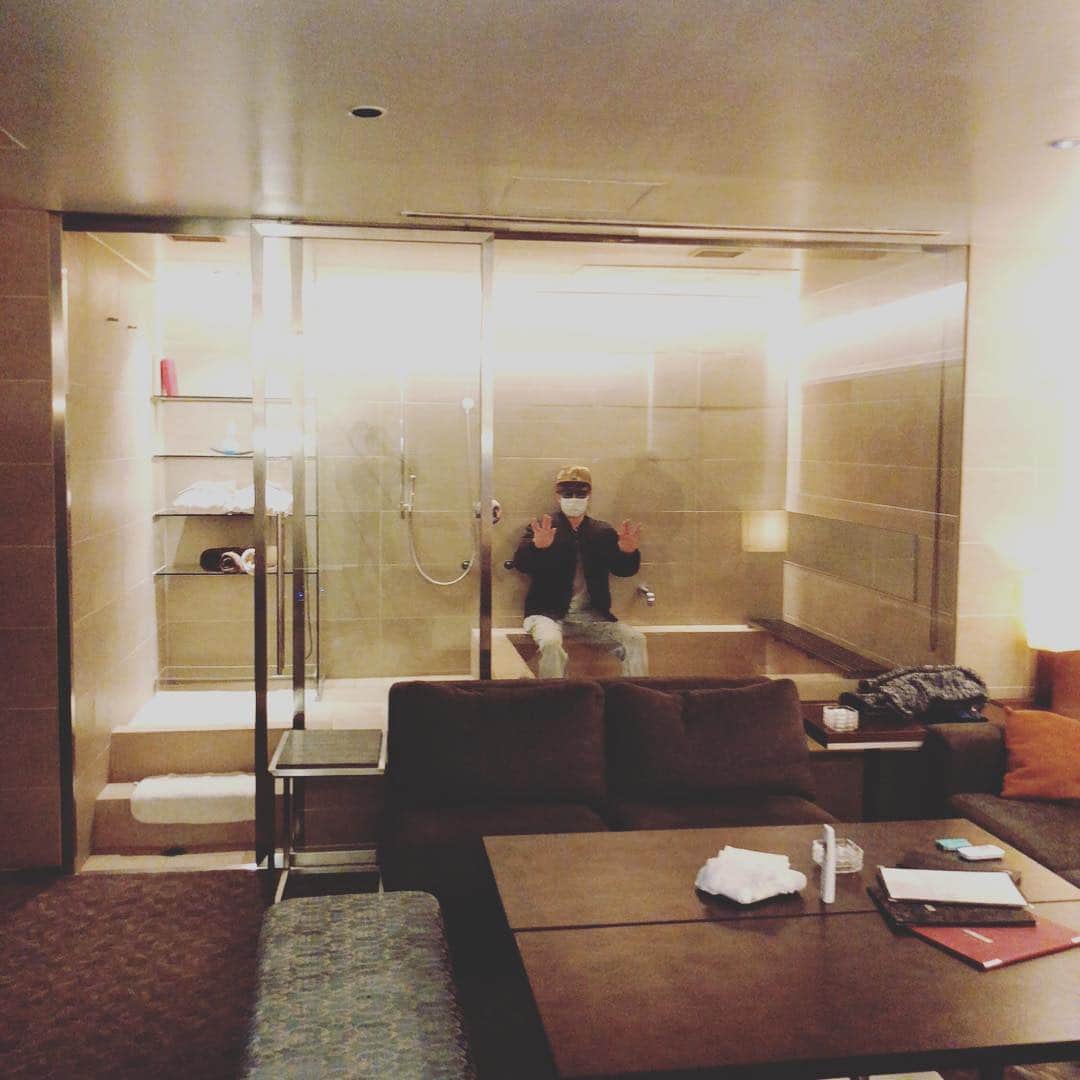 ラファエルさんのインスタグラム写真 - (ラファエルInstagram)「皆んなでいつものとこ😌 喉痛いけどカラオケ頑張ります。 恥ずかしがり屋なんでお風呂には入りません。 #マンシーズ東京」11月19日 21時50分 - raphaelangel8183