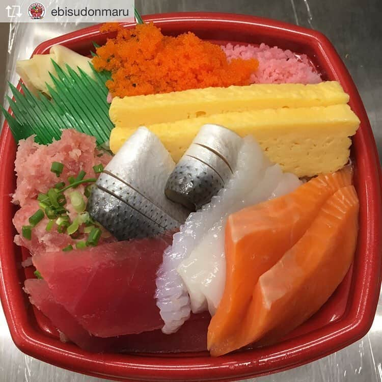 丼丸さんのインスタグラム写真 - (丼丸Instagram)「@ebisudonmaru サッカー日本代表ベルギーにキレイに決められちゃいましたね👏🏻いやー、ファンタスティック。 そして、本日紹介する丼は#まんぷく丼 のネタ盛りです‼️ こちらも量が、ファンタスティック‼️まんぷく丼はシャリ大盛りが無料なので、ネタ盛り（770円）価格で特盛の量とお得になってまーす💁 そして、日替わりは人気ナンバー1の#マグロ #炙りトロサーモン #ねぎとろ #縁側 #いくら のファンタスティック丼です(^^)写真は特盛です そして、昨日の湘南ファンタスティック🐟🐟🌊 #仲六郷 #大田区 #六郷土手 #川崎 #雑色 #京急 #多摩川 #海鮮丼 #丼丸 #えびす丼丸 #魚 #飲食 #お弁当 #ランチ #海鲜丼外卖专卖店 #550日元 #菜单种类多达50种以上  #京急六乡土手车站 #サーフィン #湘南#donmars」11月19日 22時07分 - donmaru_official