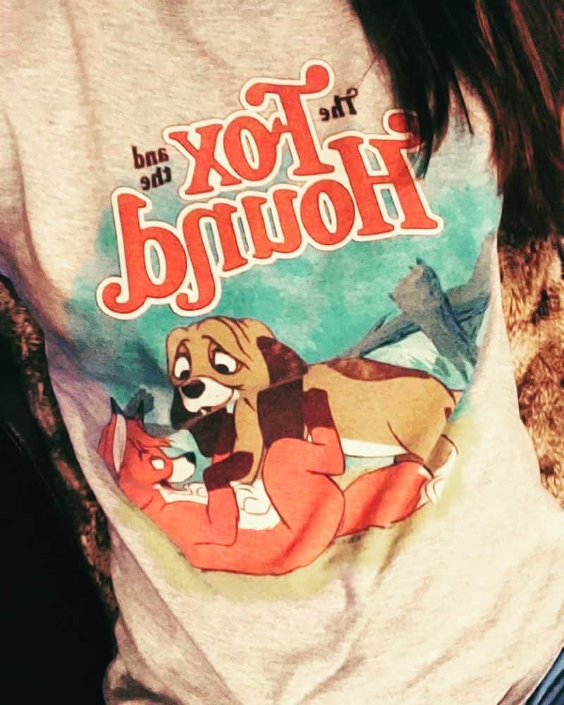 アンジェラ・アキのインスタグラム：「The Fox and the Hound. きつねと猟犬。子供の頃大好きだったディズニー映画。今はTシャツで楽しむ。  Who else loved the Fox and the Hound when they were a kid? #foxandthehound」