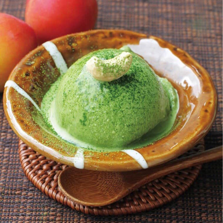 Vitamix Japanさんのインスタグラム写真 - (Vitamix JapanInstagram)「「グリーンティージェラート」のレシピを公式サイトに掲載しました。 http://www.vita-mix.jp/recipe/ ・ 抹茶入り緑茶を葉っぱごと使うこちらのアイスは乳製品不使用。カシューナッツを使ってクリーミーさを出しています。氷を使うことでカロリーを減らせ、ヴィーガン仕様のアイスが作れるのもバイタミックスならでは💡 ・ 茶葉を食べることで皮膚の粘膜を正常に保つために必要なカロテンが摂取できます。バイタミックスでお茶っ葉の粉末を作り置きし、湯のみにそのまま飲むのも👍🏻 #バイタミックス #vitamix #おいしいヘルシーレシピ #グリーンティージェラート #緑茶でアイス #ヴィーガン #ヴィーガンレシピ」11月20日 12時54分 - vitamix_japan