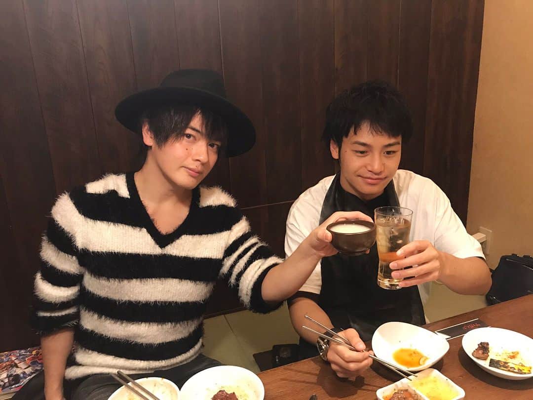 小澤亮太さんのインスタグラム写真 - (小澤亮太Instagram)「ヤス君と焼肉戦隊。 . . . 肉はパワーの源だ。 . . 幸せを感じます。 . .  脳みそも鍛えなきゃな。。。 . . なんやかんや長い付き合い。 . . . 愉快なとこほんと変わらない . . 運動しよ！！ . . 久々にカレー作った。 . わけわからんぐらい野菜を入れました。 . 欲張り . とおぶんカレーだな笑  #ゴーオンジャー #ゴーカイジャー #焼肉 #カレー」11月20日 12時08分 - ozawa_ryota