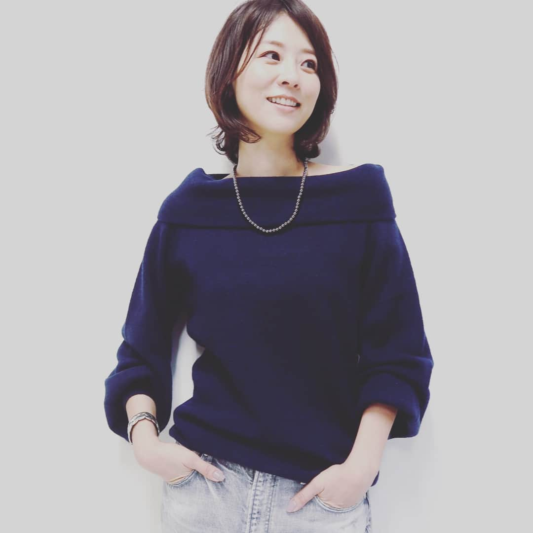 五明祐子さんのインスタグラム写真 - (五明祐子Instagram)「皆さま。ストールの動画にたくさんのコメントありがとうございました😍✨ 今日は冷えてますからストールぐるぐる、じゃじゃじゃっと大きく巻いてお出かけくださいね☺️ おうちにいらっしゃるかたは… ショップチャンネル「quantisi 」生放送で本日1日中 、張り切ってお送りしております😊 6時の回が終わり、 次の9時〜ご紹介するのは 着心地抜群なヤクのニット😍✨ またまたたくさん着替えてコーディネートお見せしたいと思います！ ぜひご覧くださいませ☺️ ・ ・ #ショップチャンネル#quantisi#まさかの用意した靴が履けない😂#生放送ならではのドキドキ感」11月20日 7時11分 - gomyoyuko