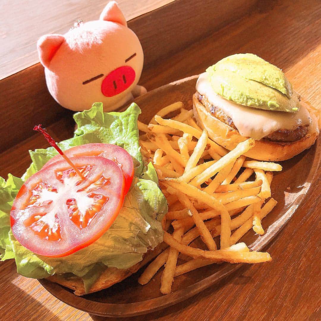 LINE Creators_officialのインスタグラム：「アボカド🥑チーズ🧀 ハワイアンバーガー🍔🌺with ぶたた . .  #ぶたた #食いしん坊 #ランチタイム #アボカド #モザレラチーズ #トマト🍅 #ハワイアン #ハンバーガー #バーガー好き #ぶたたの親玉 #decosmith #BUTATA #japan #pig #japan #lunch #hamburger #hawaiianburger #avocado #kawaii #japan #instagood #burgerlove #LINECreators #LINEクリエイターズ #LINEスタンプ」