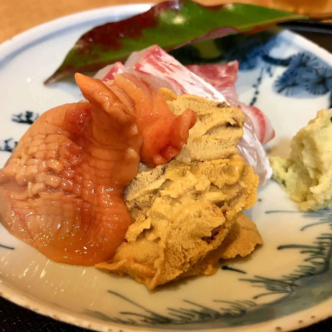 山岸久朗さんのインスタグラム写真 - (山岸久朗Instagram)「たいへんな美食家の知人が、「京都は、パリよりも、ニューヨークよりも、東京よりも上の、世界一の美食の町だ」とおっしゃったのを聞いて、感銘を受けた。全くその通りだな、と。 僕の個人的見解だが、その京料理の中でもこの店が最高峰ではないだろうか？旬の食材の中でも最高のものを、奇をてらわず本来の旨味を最大限に増幅させていて感動の連続✨ ただ、だいぶ前に予約せなあかんのに、その日最高の食材を出すので、行くまでメニューが決まらず、お値段もいくらになるかわからないっていう😅（実際のお値段を見て後頭部からひっくり返りました） #鈴江 #旬席鈴江 #香住産背子蟹 #蟹って皮を剥かなくてもみんな黙るんですね #由良産雲丹 #生のフカヒレ #丹波産松茸 #松茸の炭焼き #のどぐろ #全魚類でいちばん好き #トロの握りは塩で #ハモの握りは悶絶の美味 #京都グルメ #kyotofood #山岸弁護士が飯テロ中 #おは朝ご覧いただきありがとうございました」11月20日 8時42分 - yamaben