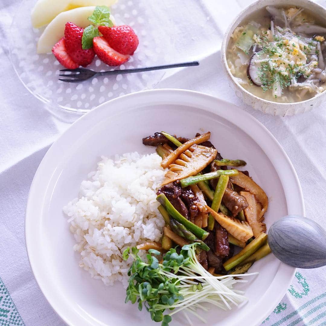 mamiのインスタグラム：「* ． おはようございます ☀️． ． 昨日のお昼ごはんpicです ． 牛肉と筍とアスパラのオイスターソース炒め ． ごはんはもち麦入り ． キノコたっぷりな卵スープと一緒に 。 ． 師走も近づいて来て 暮れの大掃除も 今からコツコツすれば 年末に焦らずにすむかと先ずは📚本の片付け … 今まで片付け出来なかった本をリサイクルショップへ持って行ったら びっくりするお値段がついて ちょっと嬉しい週末でした😊♩． ． ． ．」