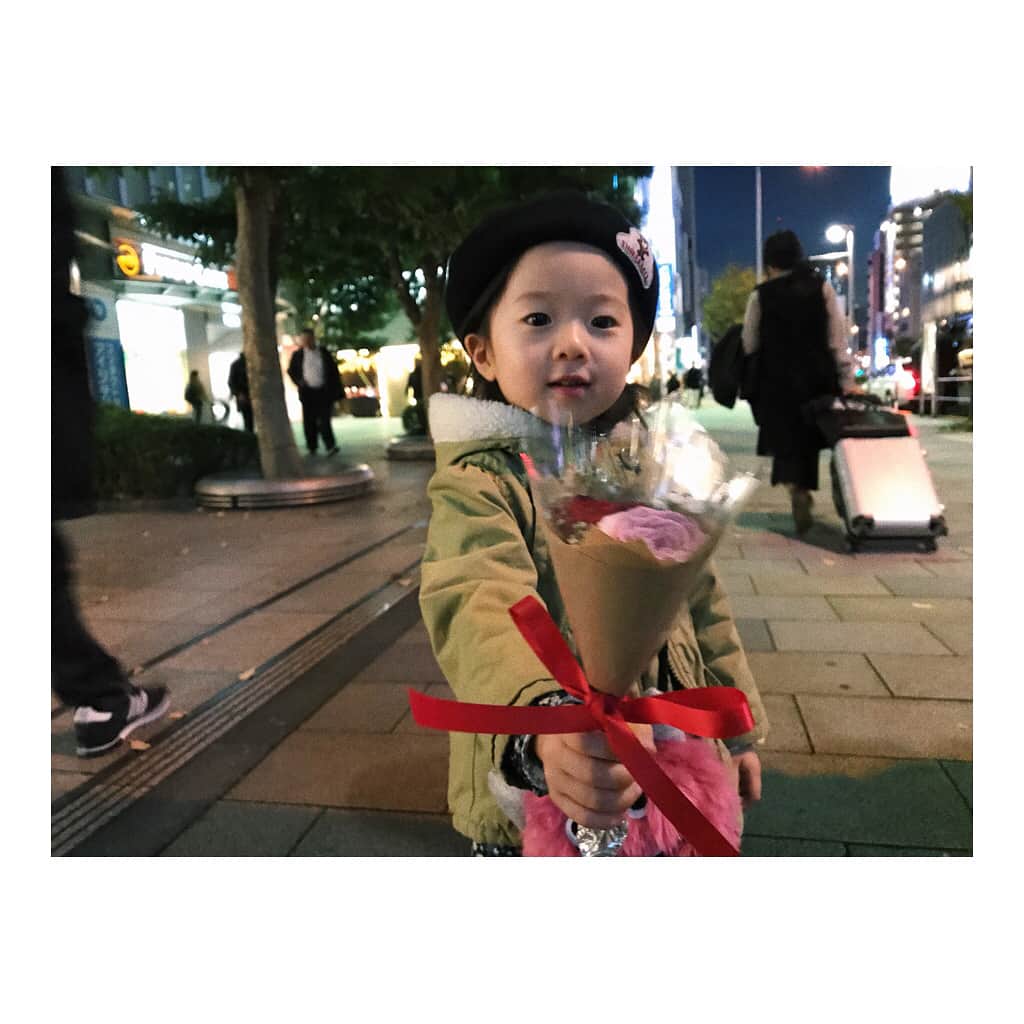 鈴木友菜さんのインスタグラム写真 - (鈴木友菜Instagram)「小さいお友達がお花くれた💐」11月20日 21時05分 - yuuna_suzuki
