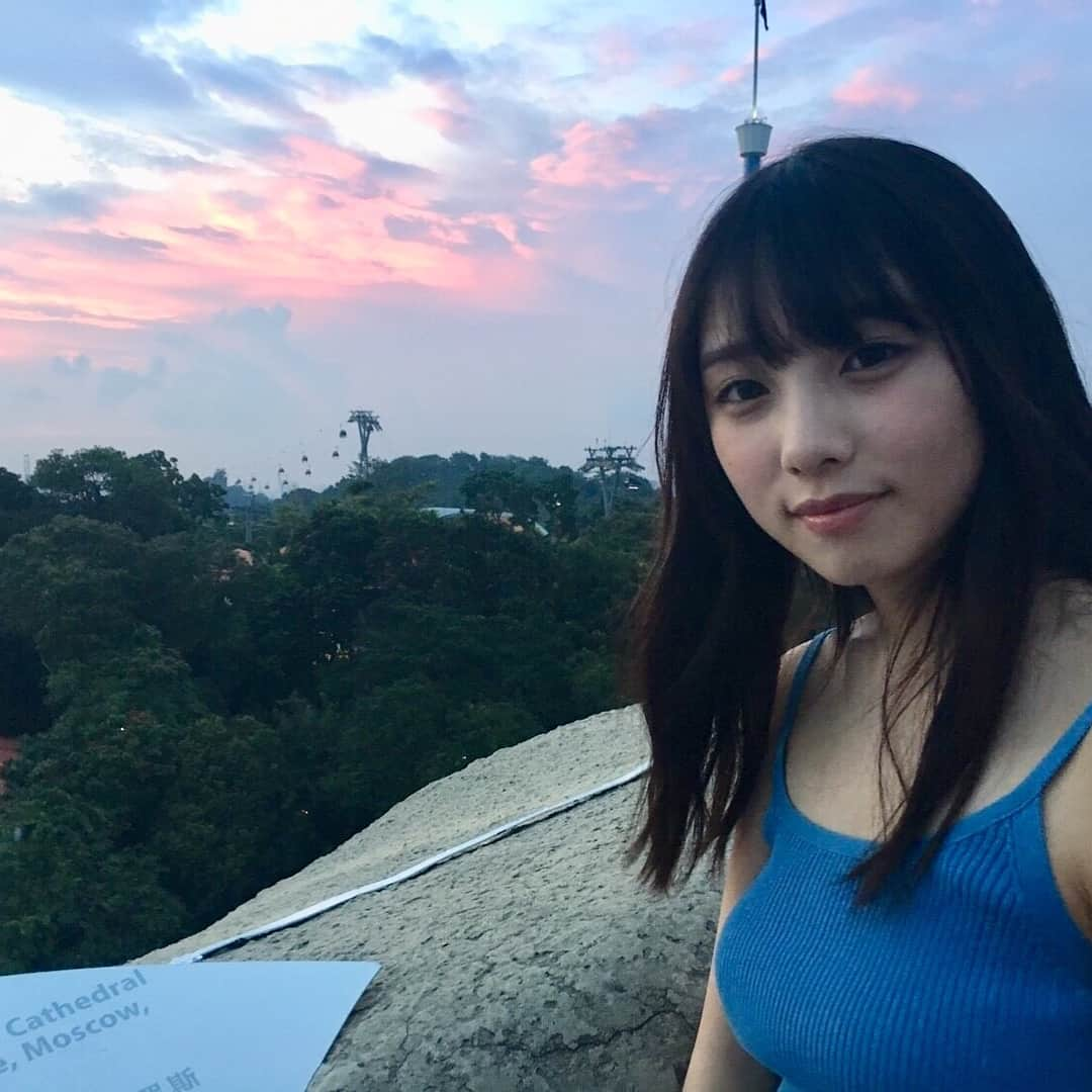 与田祐希さんのインスタグラム写真 - (与田祐希Instagram)「気持ちいい夕景の中  マーライオンの 頭の上へ！！🦁 ユニバーサルスタジオシンガポールを 見つけた 与田ちゃんでした。  #日向の温度 #マーライオンの頭の上  #夕景 #与田ちゃん #登頂  #与田祐希」11月20日 21時14分 - gentoshayoda