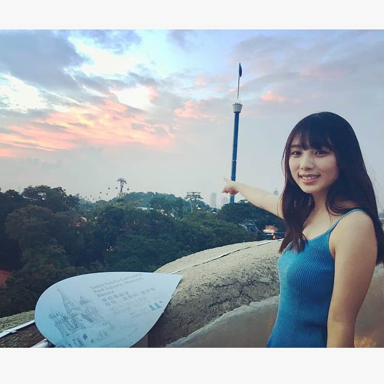 与田祐希さんのインスタグラム写真 - (与田祐希Instagram)「気持ちいい夕景の中  マーライオンの 頭の上へ！！🦁 ユニバーサルスタジオシンガポールを 見つけた 与田ちゃんでした。  #日向の温度 #マーライオンの頭の上  #夕景 #与田ちゃん #登頂  #与田祐希」11月20日 21時14分 - gentoshayoda