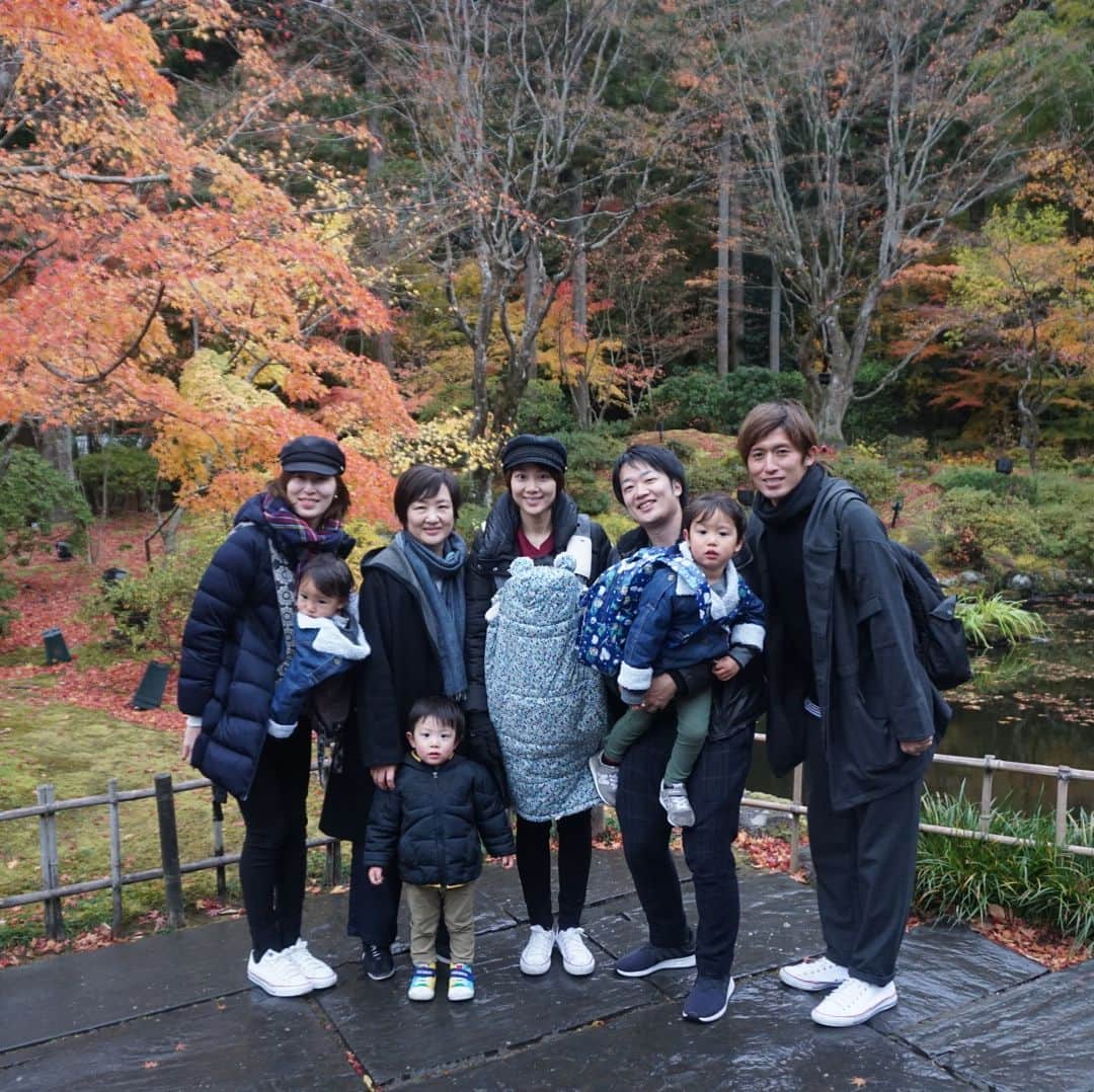 潮田玲子さんのインスタグラム写真 - (潮田玲子Instagram)「昨日はみんなで松島へ。 雪降って寒かったけど、紅葉が最高に綺麗でした🍁  #松島 #瑞巌寺 #紅葉 #家族 #義姉と双子コーデ笑」11月20日 21時52分 - reikoshiota_official