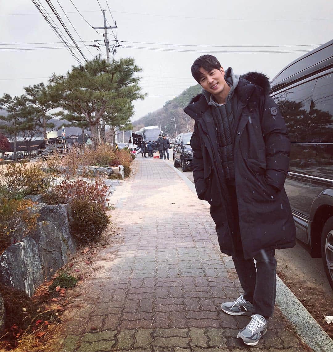 キム・ジソクのインスタグラム：「#촬영중#첫눈와서❄️ #새로운일상을찾아서#안타티카⛄️」
