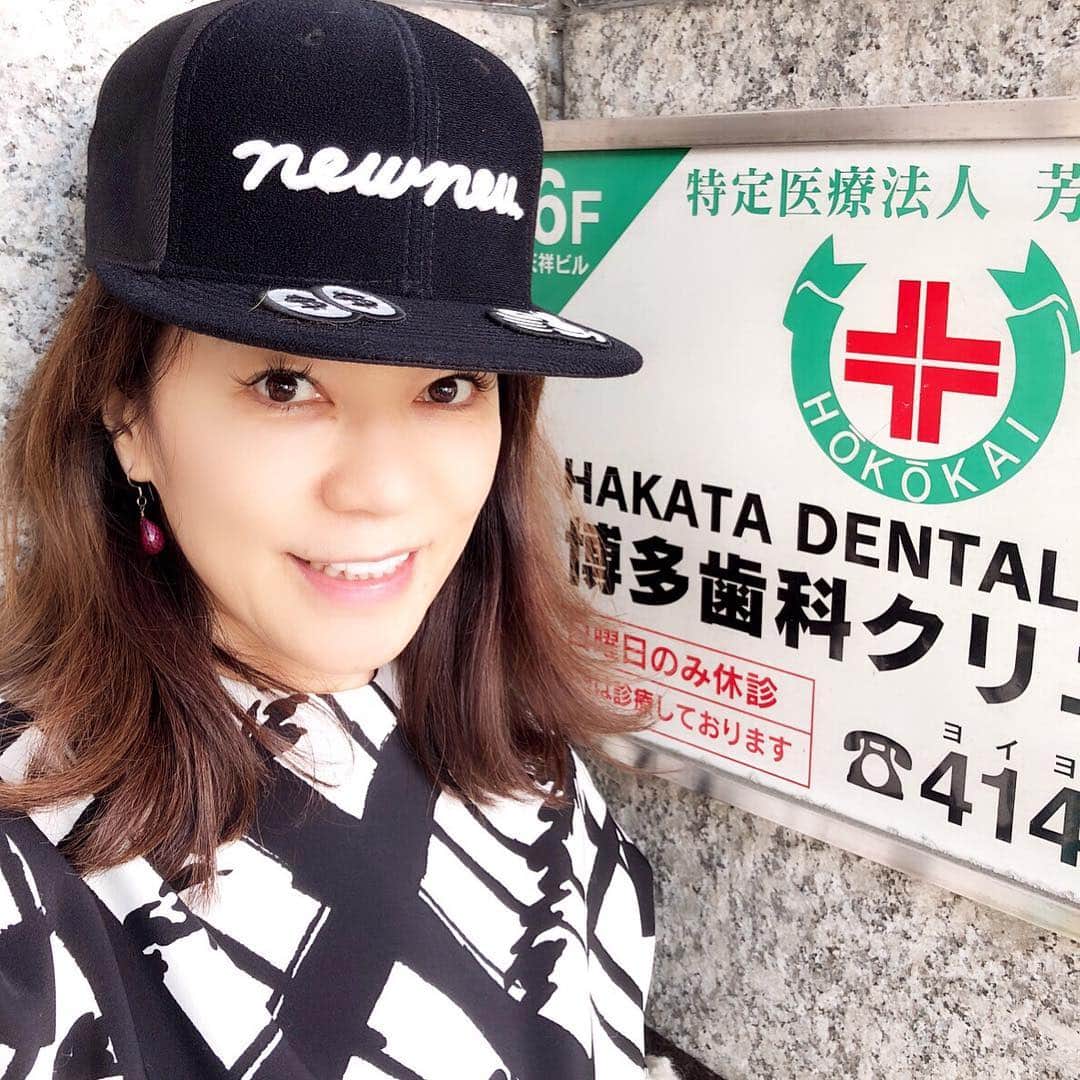 田中杏子さんのインスタグラム写真 - (田中杏子Instagram)「4年間通った、福岡の博多歯科クリニック。  通常の2〜3回分の施術を一回で進めてくださるので、あれよあれよと白い歯に。 本日で、施術すべて終了です😁😁 昔から、歯にコンプレックスを抱いていたので、綺麗に笑うことができませんでした。 一昔前の『芸能人は歯が命』のCMをみては その美しい白い歯に羨望を抱き眺めていました。  歯を綺麗に整えたことで、こんなに人生がが変わるなんて！！！もっと早く始めておけばよかったと思うほど。  とても親身に対応してくださった、 博多歯科クリニックの先生方に、 心から感謝の気持ちです💕🙇‍♀️ ありがとうございました😭😭🙏🙏🙏 #akotanaka  #博多歯科クリニック #審美歯科治療 ＃白い歯 #芸能人じゃなくても歯は命」11月20日 15時42分 - akoakotanaka