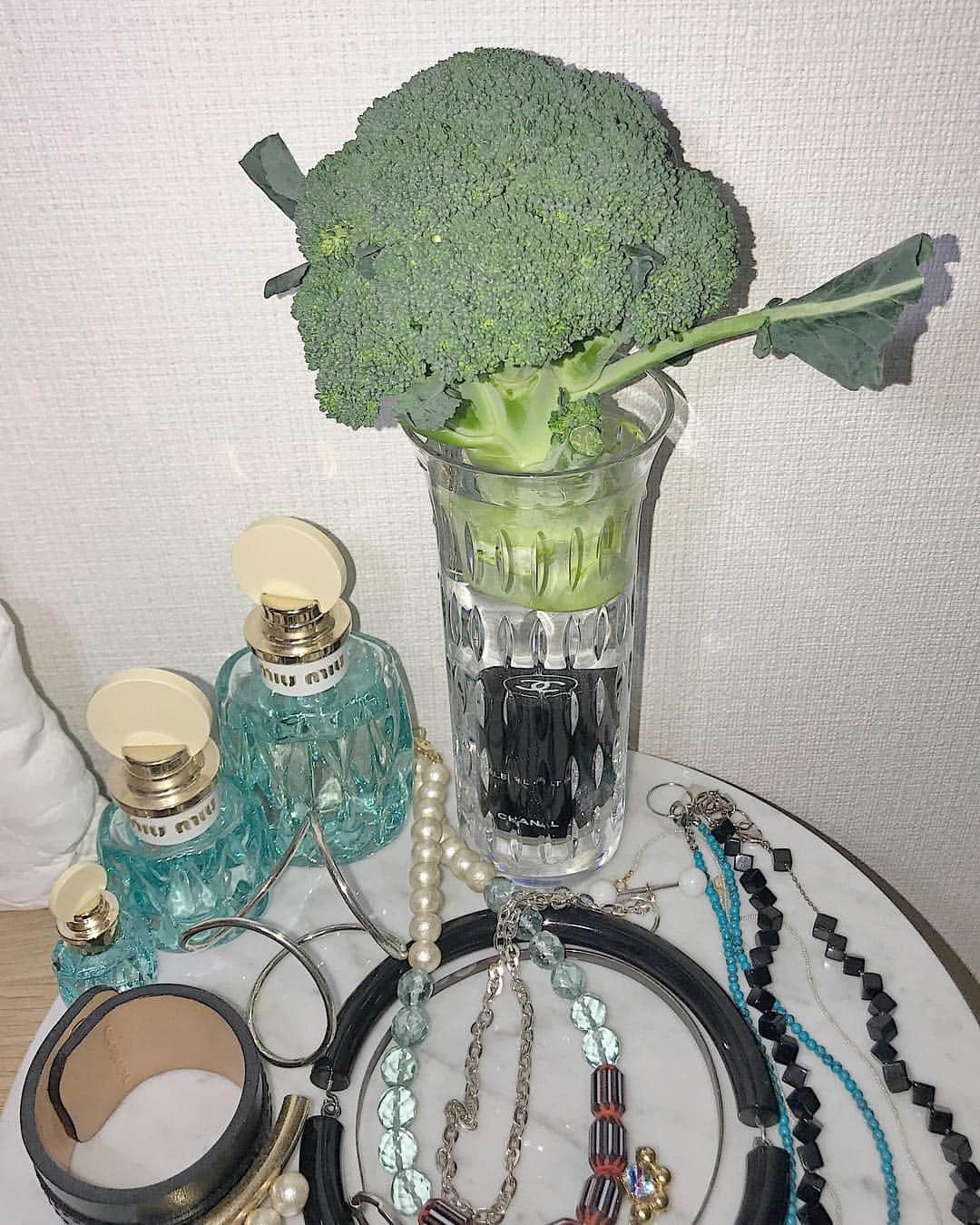 とんだ林蘭さんのインスタグラム写真 - (とんだ林蘭Instagram)「花瓶にシャネルのトップコートとブロッコリー生けた」11月20日 15時53分 - tondabayashiran
