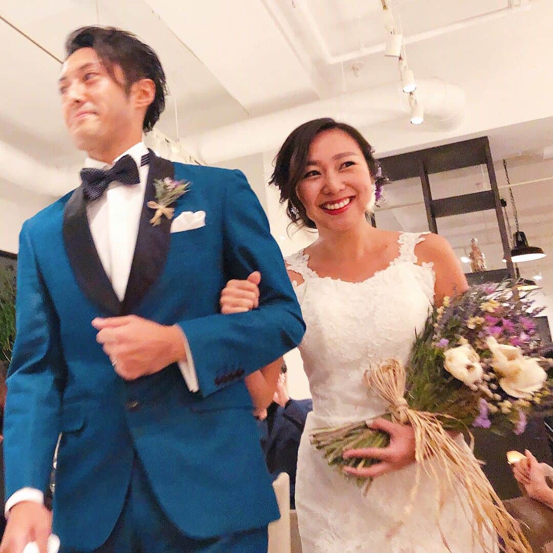 橋本江莉果さんのインスタグラム写真 - (橋本江莉果Instagram)「昨日の綾沙子＆くーちゃんウェディングパーティー👰🏽💒🤵🏽 も〜〜〜ほんっっっっとに幸せいっっっぱいもらった最高な結婚式(1.5次会)でした👏🏽😭💕 ハワイの結婚式とはまた一味も二味も違った、涙あり笑いありの最幸なパーティーで、改めて綾沙子にはくーちゃんが旦那さん以外考えられないなってくらい、愛のある2人で、本当にお似合いの理想の夫婦💏 ・ 綾沙子にサプライズで、もう一度したプロポーズがまた良過ぎた👏🏽😂💕(リアルプロポーズの時、婚約指輪じゃなく、ネックレスをもらって、もちろん喜んでましたが、やっぱり指輪が欲しかったなぁ。💖っのくだりが最早ネタ化されてました🤫💍) ハワイにいる間、この日のために内緒で制作された「工藤良真/カルティエ/指輪を買う@ハワイ」のドキュメンタリー映像のクオリティーがまためちゃくちゃ高くて、綾沙子だけじゃなく、参列者みんなが楽しめる内容で、さすがチームサイバーエージェントだなと感動した🤣✨ 他にも裏方としてたくさんの人たちが協力している姿を見て、それもこれもやっぱり2人の人柄があってこそで、変な表現だけど、自慢の心友だなと鼻が高くなっちゃうくらい😚、愛の溢れた素晴らしい時間でした☺️🎉💝 ありがとうの気持ち😌💞 ・ いつまでもいつまでもずーっと、お幸せにね👏🏽😆💕#BIGLOVE ・ #happywedding #wedding #party #bestie」11月20日 22時50分 - erica_hashimoto