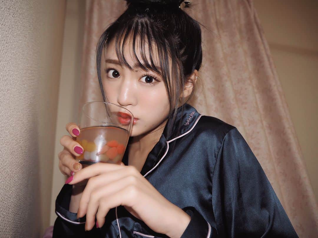 志田友美（ゆうみん）さんのインスタグラム写真 - (志田友美（ゆうみん）Instagram)「fasting👯♥ . 最近食べすぎてるから、 久々にファスティングしたよ♡ ２日間続けただけで顔が見てわかるくらいスッキリしたから、また買わないと🤤✨ 大好きなタピオカ入り😝 すぐ届く #ファストパスコース もあるよ！ . #お嬢様酵素jewel #お嬢様酵素 #ファスティングダイエット #プチ断食 #fasting #diet #tapioca  @rivaland_ojyosamakouso」11月20日 18時13分 - yuumi_shida