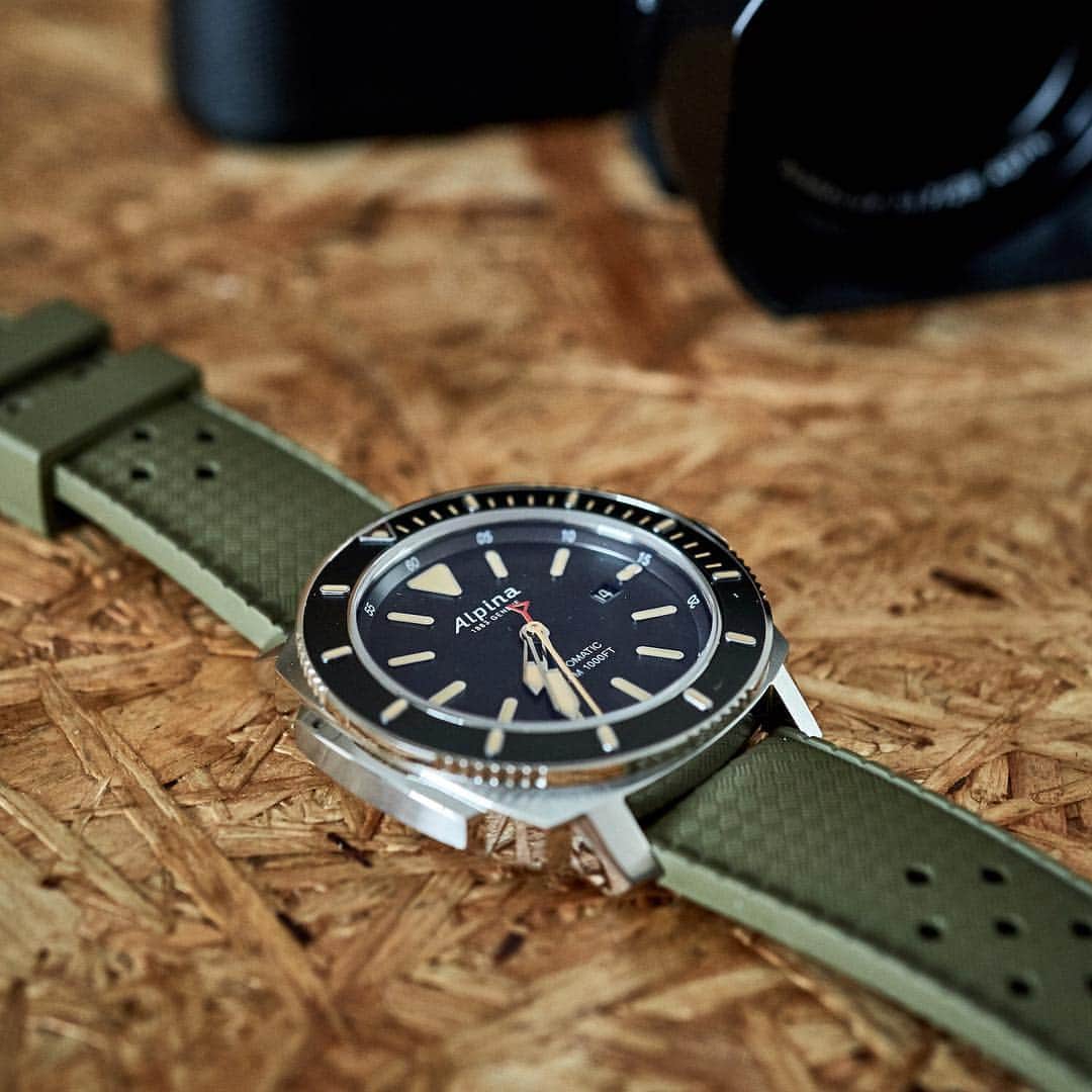 Alpina Watches Japanさんのインスタグラム写真 - (Alpina Watches JapanInstagram)「耐水性の高いカーキ色のラバーバンドとに、ブラックの文字盤のシーストロング。 男らしい、スポーティーなイメージのデザインです。 . シーストロング ダイバー300 AL-525LGG4V6 オートマチック、3針、サファイアクリスタル、30気圧防水　￥150,000 . #AlpinaWatches #AlpinaJapan #Swiss #swisswatch #watch #sportswatch #Seastrong #アルピナウォッチ #スイス #時計 #スイス時計 #スポーツウォッチ #シーストロング」11月20日 19時41分 - alpinawatchesjapan