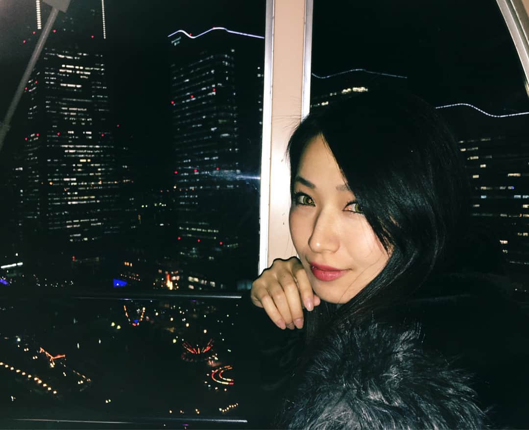 松下美保のインスタグラム：「． 久しぶりに #横浜 へ遊びに。 #観覧車 乗ったの いつぶりだろう、、🎡💫 街もすっかり冬の装いでした。🎄⭐️ ． #イルミネーション #夜景 #みなとみらい #ferriswheel #yokohama #beautiful #nightview」
