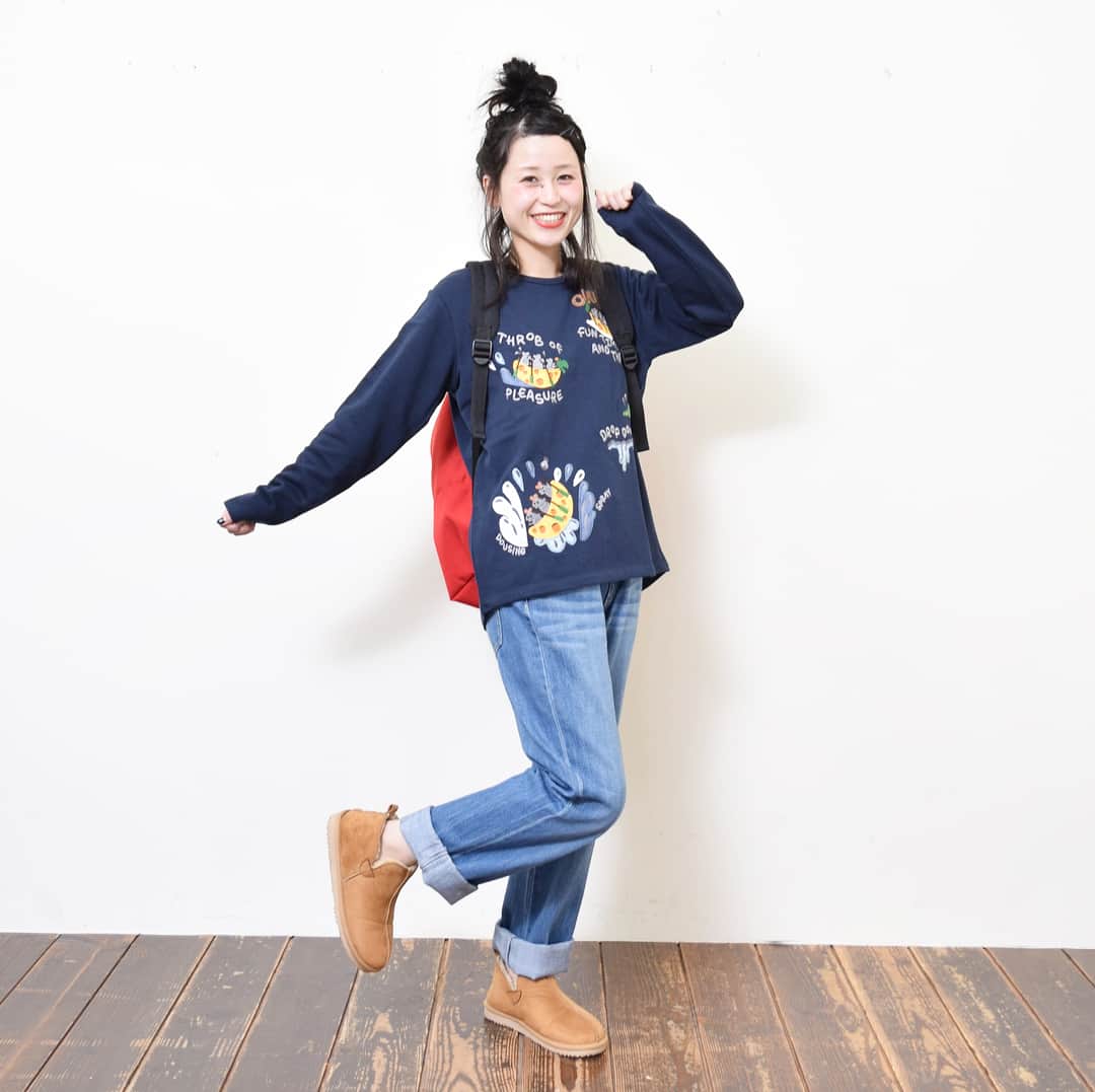 +natural(プラスナチュラル)のインスタグラム：「#ネイビー の#トレーナー にはチーズに乗ったネズミ達がアドベンチャーしてます！  #赤 の#リュック を差し色にしてネズミ達と元気な#お散歩コーデ です✨ ─────────────────── .+natural(プラスナチュラル)は、 優しい印象に包まれる、  ナチュラルテイストなファッションと 暮らしの情報を ご紹介するWEBメディアです ─────────────────── . .  #ハートマーケット #大人ナチュラル #ナチュラル服 #プラスナチュラル #お洒落さんと繋がりたい #秋コーデ #ママコーデ #カジュアルコーデ #大人カジュアル #ママファッション#naturallook #ナチュラルファッション #大人コーデ #ナチュラルコーデ #シンプルコーデ #撮影 #着回しコーデ #데일리록 #코디 #일본 #シンプルコーデ #冬コーデ #冷え性対策」