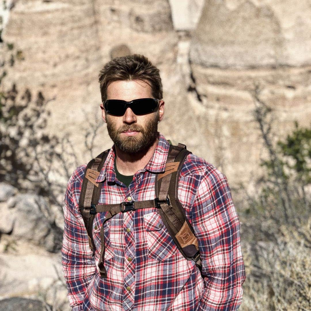 マイク・ヴォーゲルさんのインスタグラム写真 - (マイク・ヴォーゲルInstagram)「‪Took the family for a hike up at Tent Rocks yesterday.  Breathtaking scenery.  Kids crushed it.  Courtney crushed it.  Thanks again to @vertx for the gear. Their clothing and bags are most comfortable I’ve ever used. ‬」11月20日 23時14分 - realmikevogel