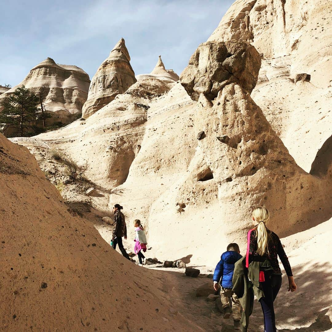 マイク・ヴォーゲルさんのインスタグラム写真 - (マイク・ヴォーゲルInstagram)「‪Took the family for a hike up at Tent Rocks yesterday.  Breathtaking scenery.  Kids crushed it.  Courtney crushed it.  Thanks again to @vertx for the gear. Their clothing and bags are most comfortable I’ve ever used. ‬」11月20日 23時14分 - realmikevogel