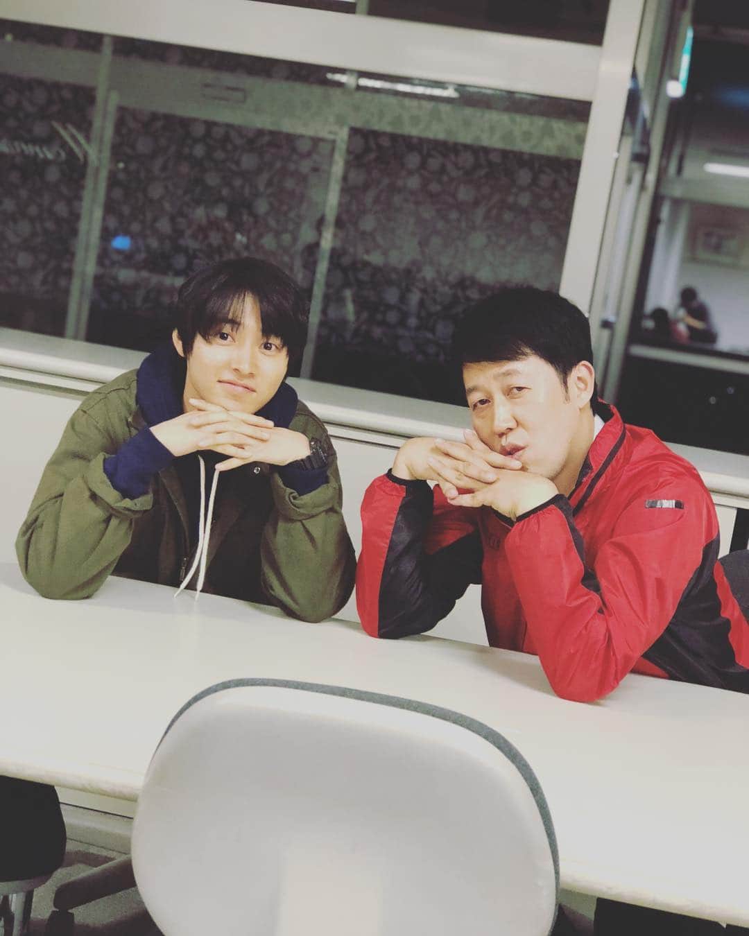 TBS「陸王」のインスタグラム：「🌟５話終了🌟 こはぜ屋大地とアトランティス佐山の仲良しツーショット🙆‍♂️ 貴重なオフショットですね。。😳 そしてそして！ 25日 27日 またまたエキストラ募集してます❗️ ニューイヤー駅伝の撮影ではなく、もう一つ大会が開催されます😳  是非ご応募ください❣️ #陸王 #tbs #池井戸潤  #なかなか交わることない２人☺️」