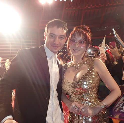 叶姉妹さんのインスタグラム写真 - (叶姉妹Instagram)「ジャスティスリーグ・ジャパンプレミア💋✨✨ #justiceleague #ezramiller #rayfisher #charlesroven #flash #cyborg #redcarpet #fabulous #amazing #kanosisters #peace  #ワンダーウーマン #フラッシュ#ジャスティスリーグ #叶姉妹 #ファビュラス #レッドカーペット #エズラミラー  #dress #golden #versace」11月21日 0時54分 - kano_sisters007