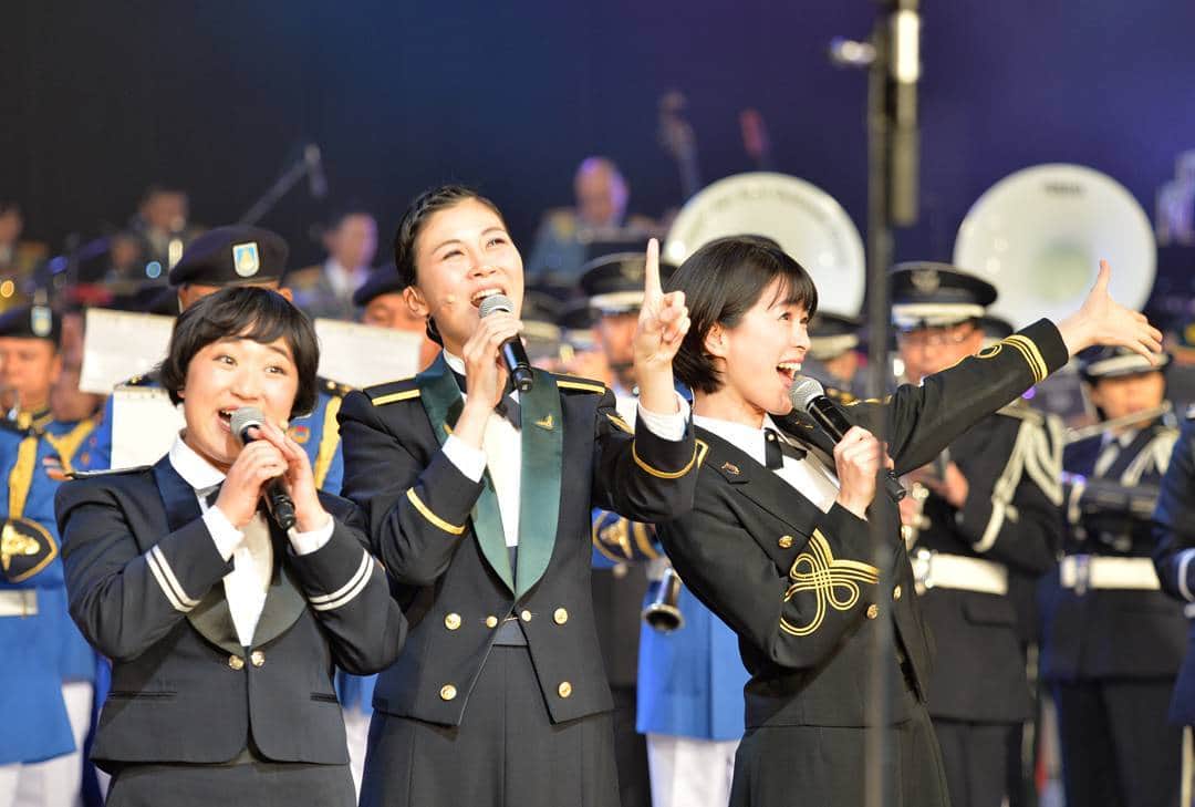 のインスタグラム：「フィナーレ　世界に一つだけの花 右から海上自衛隊東京音楽隊 #三宅由佳莉 ３等海曹 陸上自衛隊中央音楽隊 #松永美智子 陸士長 航空自衛隊中央音楽隊 #森田早貴 ２等空士 #自衛隊音楽まつり #世界に一つだけの花 #歌姫 #music #musicfestival」